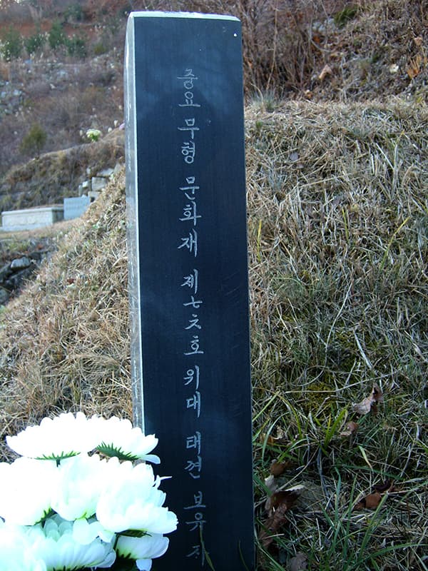 grave3.jpg